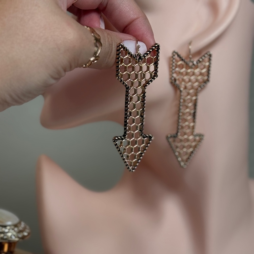 Vintage Style Gold Honeycomb Arrow Earrings 🐝 - Picture 4 of 4
